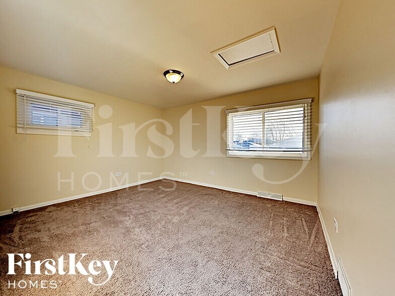 Building Photo - 7919 Oak Park Ave