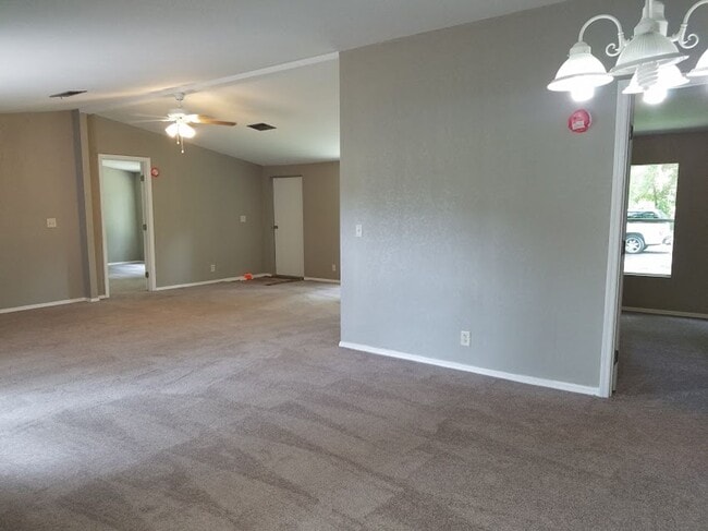 Building Photo - 3 Bed 2 Bath Bring your horses or livestock, the property is zoned agriculture