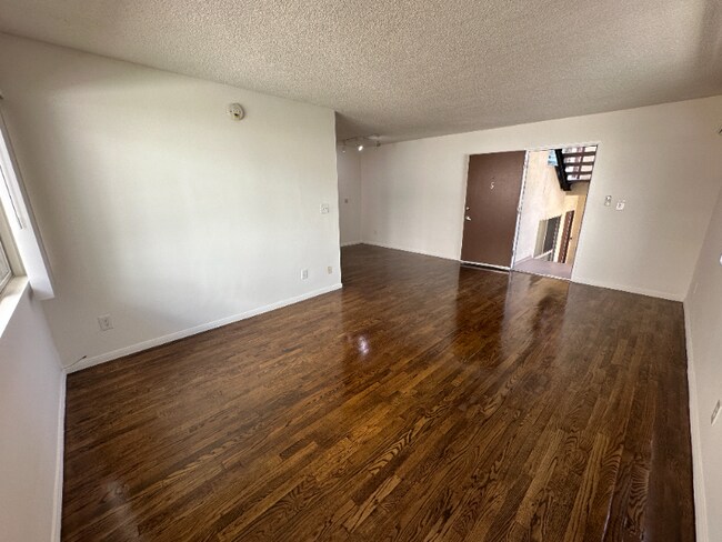 Building Photo - 1262 Granville Ave