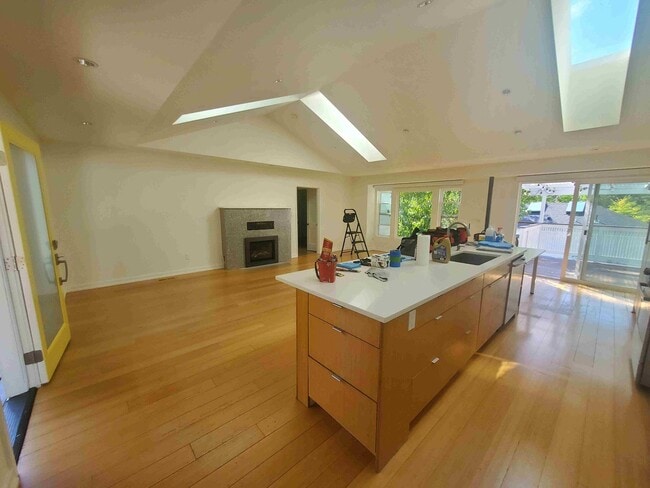 Building Photo - Prime Wallingford location 4 bed, 3 bath w...