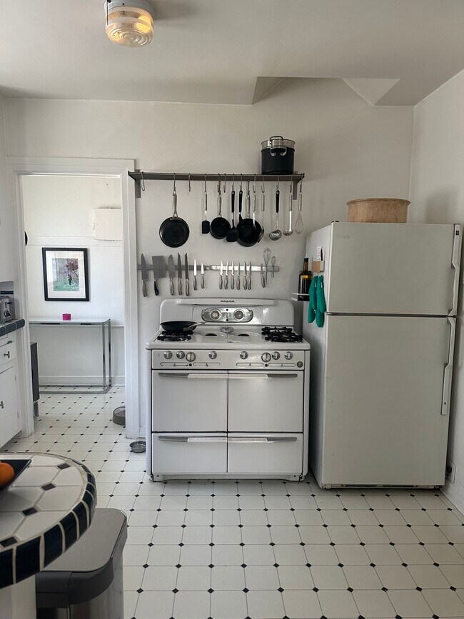 kitchen - 618 N La Jolla Ave