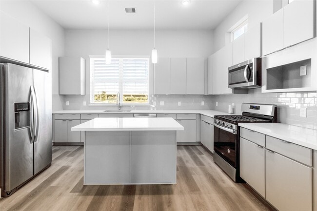 Building Photo - 1250 N Post Oak Rd