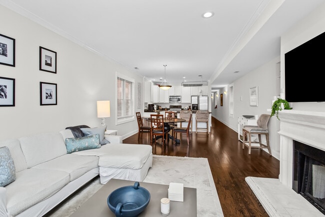 Building Photo - 3928 N Greenview Ave