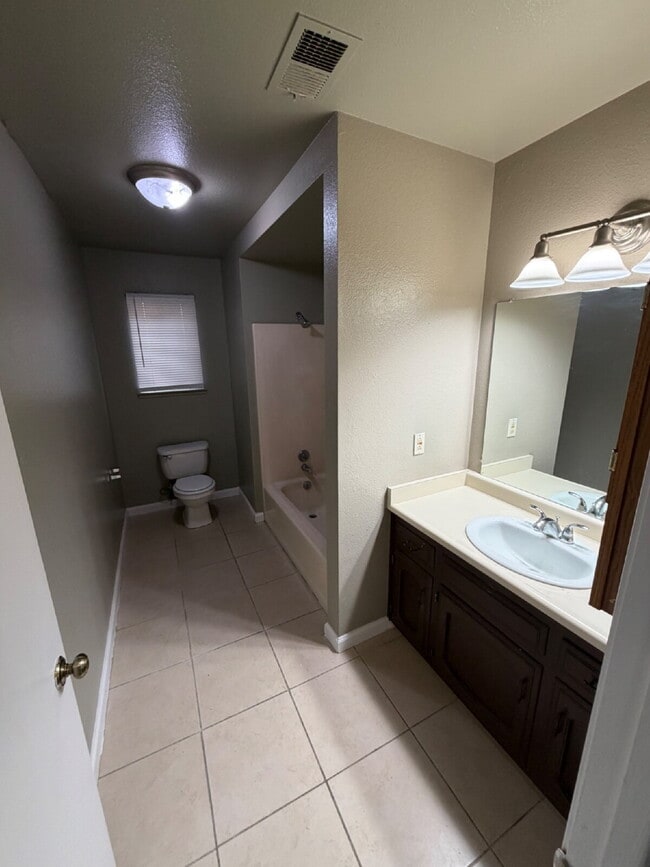 Building Photo - North Merced Near the college-Spacious 2-Bedroom Duplex Retreat: Modern Comfort with 2 Full Baths...