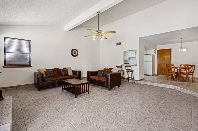 Building Photo - 724 Martha Gale Dr