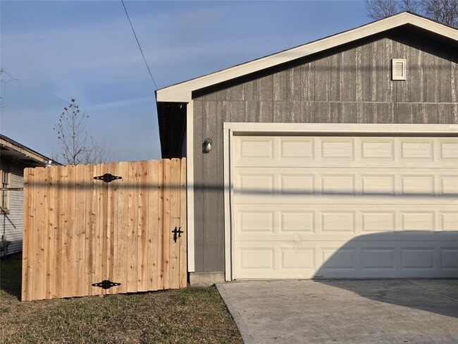 Building Photo - 6202 N Wayside Dr