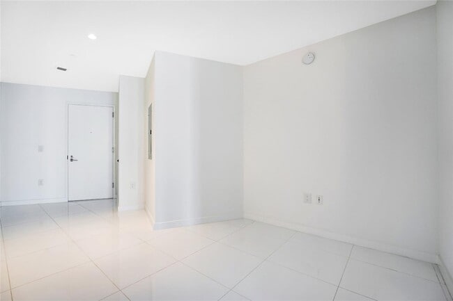 Building Photo - 851 NE 1st Ave