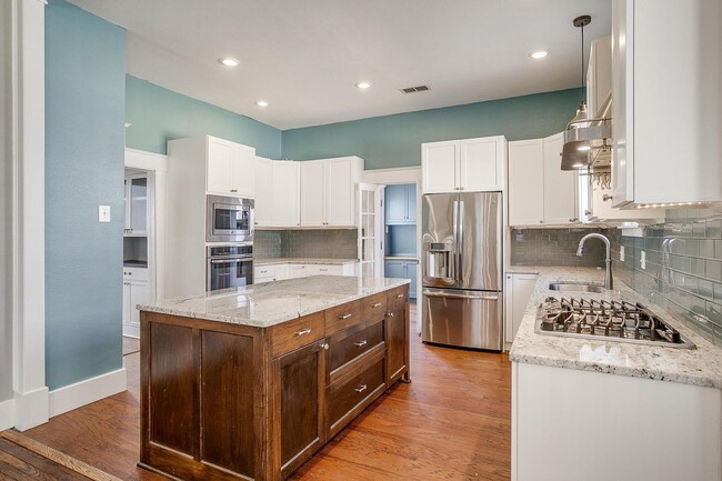 Building Photo - Amazingly Remodeled 1916 Home Located in N...