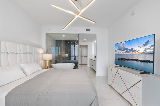 Building Photo - 700 NE 24th St