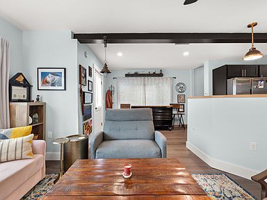 Building Photo - Charming Renovated Home in Sought-After Hu...