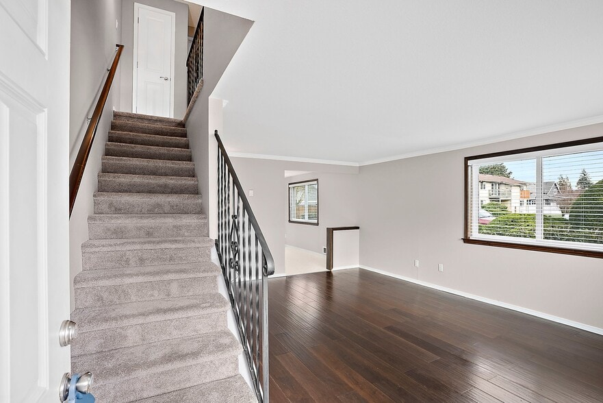 Building Photo - 1016 9th St SE