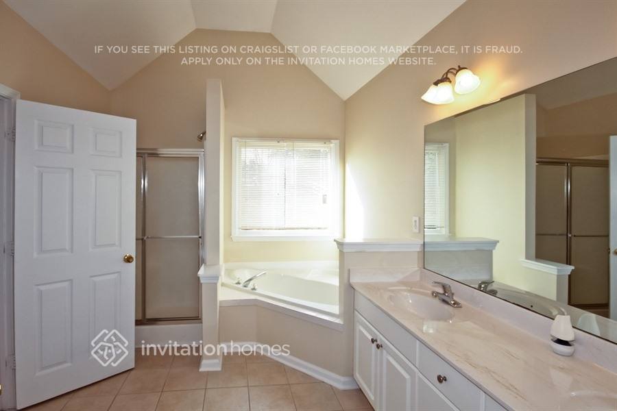 Building Photo - 348 Adelaide Xing