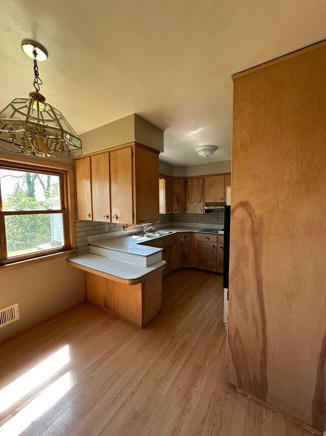 Building Photo - 401 Hilltop Rd