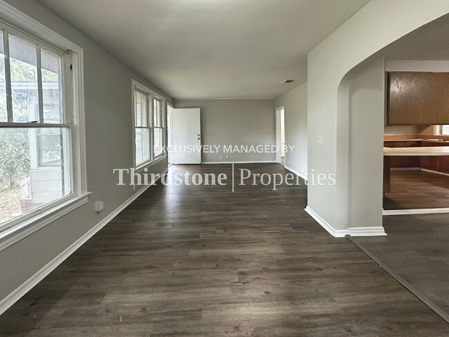 Building Photo - 6965 Lorain St