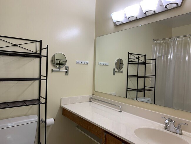 Building Photo - Spacious and Private Condo in The Oaks at ...
