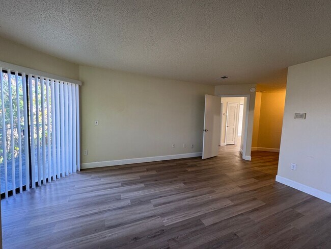 Building Photo - Move-in Ready condo 2/2