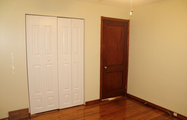 Building Photo - 4 bedroom/1 Bath Single Home!