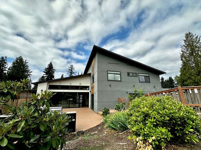 Building Photo - 6 BR / 4 BA – 4,100 SQ FT with Patio, Full Outdoor Grill, and Hot Tub