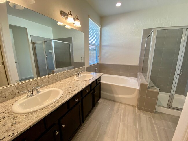 Building Photo - $2,450 Locan & Ashlan 3 Bedroom - Ashlan a...