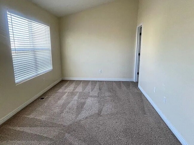 Building Photo - "Spacious 4-Bedroom Townhouse in Eagle Mou...