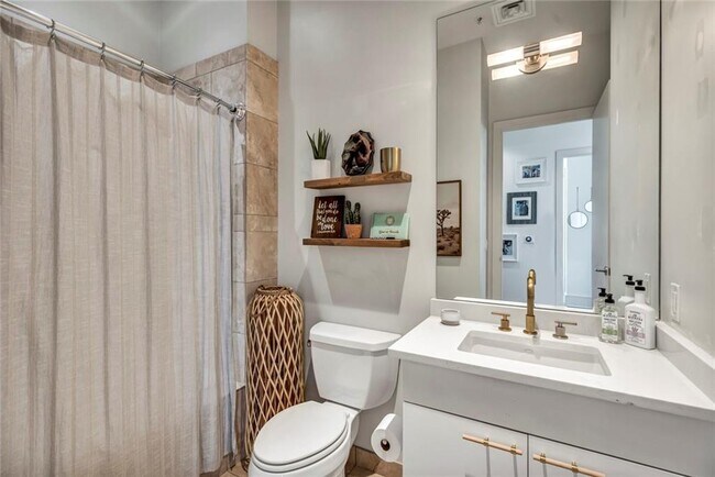 Building Photo - 555 E 5th St