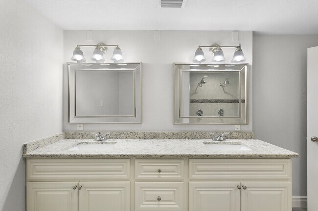 Building Photo - Renovated OVERSIZED 2 Bed/2 Bath at 140 Da...
