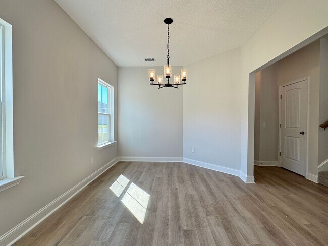 Building Photo - AVAILABLE OCTOBER 2025 [PET FRIENDLY]