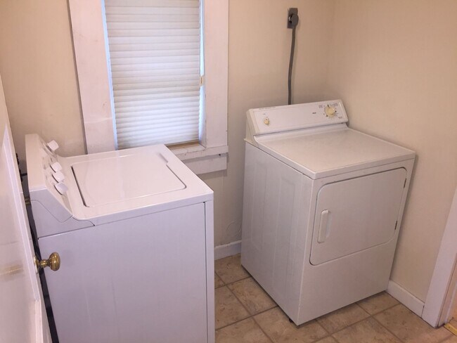 Building Photo - 3 Bed 2 Bath House Columbia College