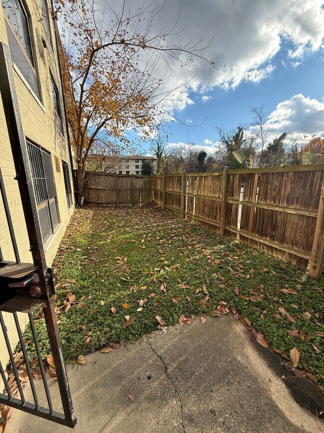 Building Photo - Beautiful 2 Bedroom 1 Bath Condo Conveniently Located