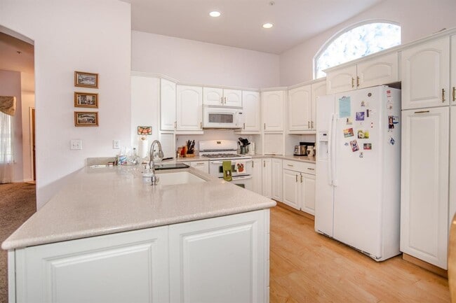 Building Photo - Sycamore Ranch 3 bedroom 2 bath FOR RENT