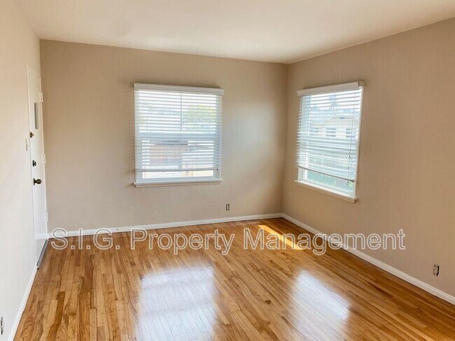 Building Photo - 228 E Maple St