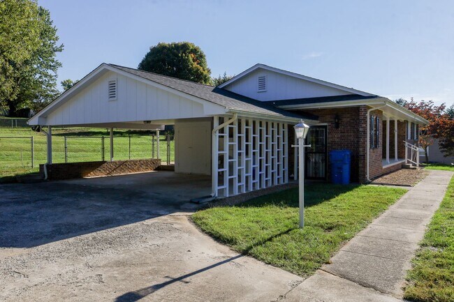 Building Photo - Newly renovated 3 bed and 1.5 bath house in Jonesborough