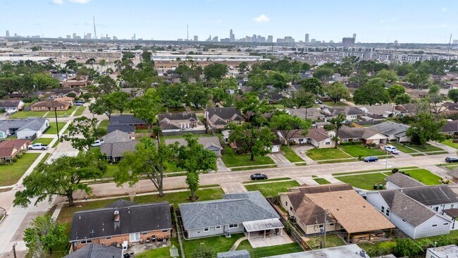 Building Photo - 2407 Willowby Dr