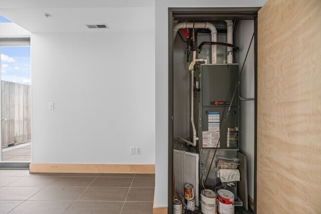Building Photo - Modern 1-Bed 1.5-Bath + Den Condo in Minne...