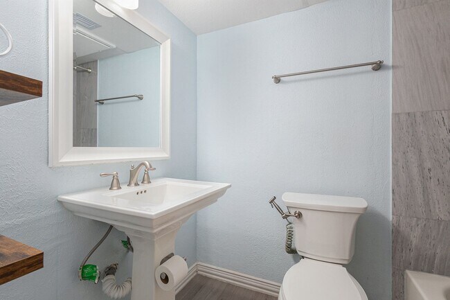 Building Photo - Experience comfortable city living in this...