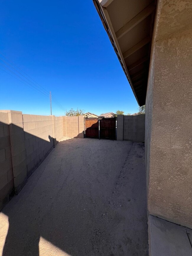 Building Photo - NICE 3 BEDROOM HOME!