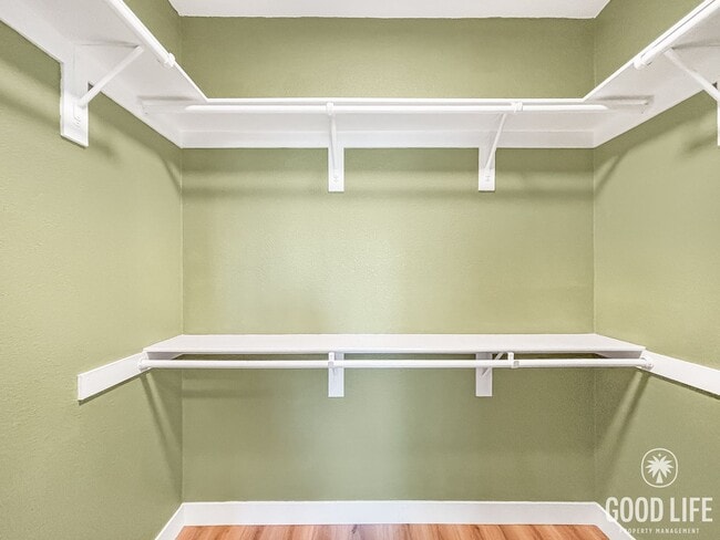 Building Photo - Stunning 3BD/2.5BA Townhouse in Eastlake W...