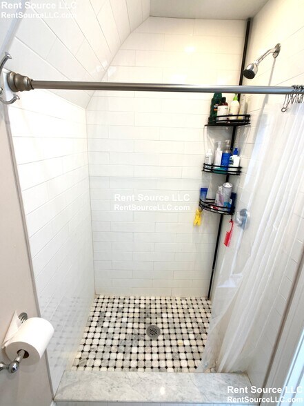 Building Photo - 537 Main St