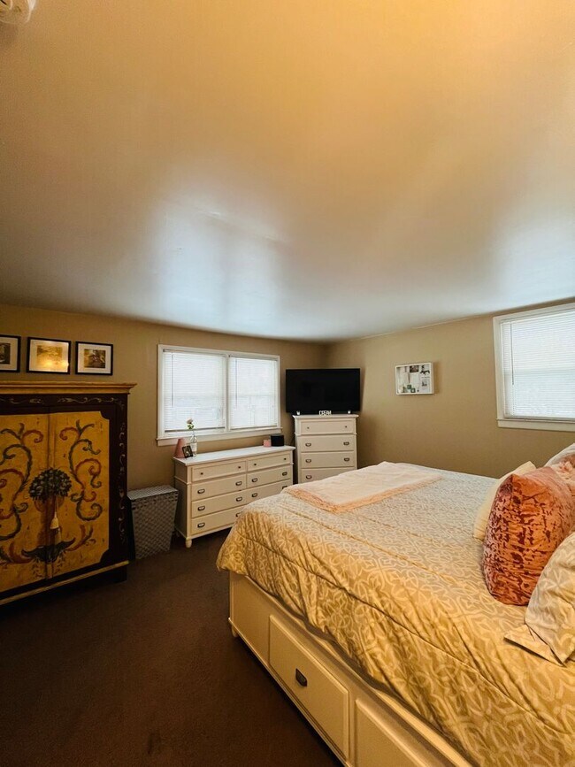 Building Photo - Beautifully Remodeled 2BR home in great neighborhood (Guilderland Schools)