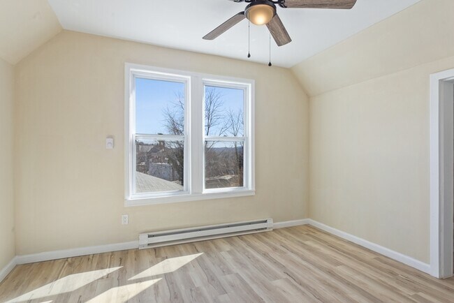 Building Photo - 5 Bedroom Single Family in Brunswick