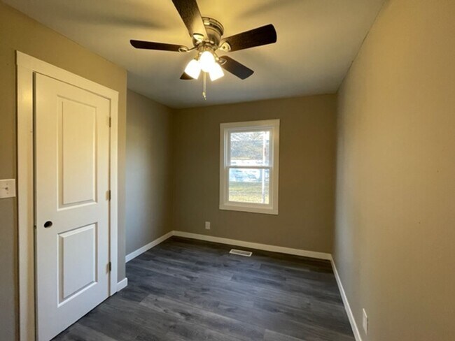Building Photo - HUGE SHOP!  Updated 3 bedroom home in great location close to Mercy