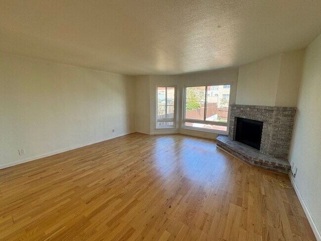 Building Photo - Bright 2BR/2BA Condo in Prime Richmond Dis...