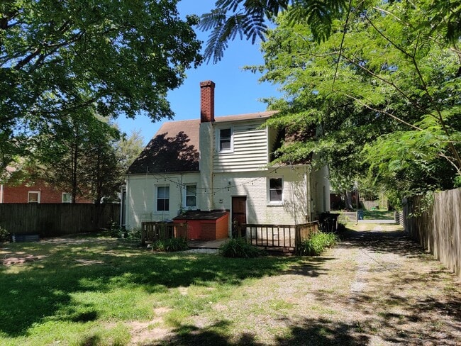 Building Photo - 3 bedroom home with a detached garage