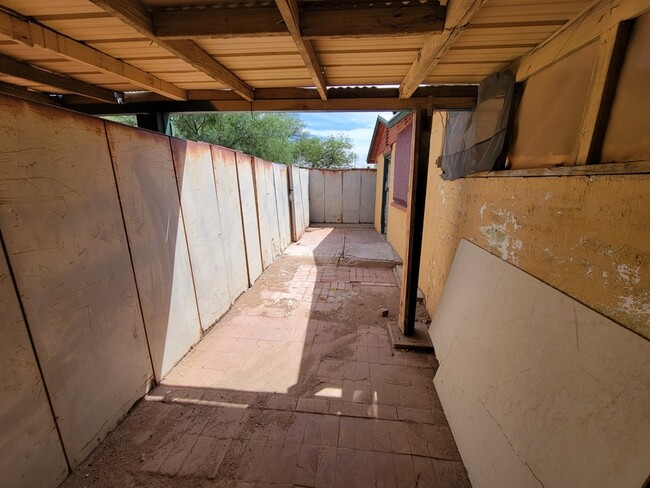 Building Photo - 461 W Thurber Rd