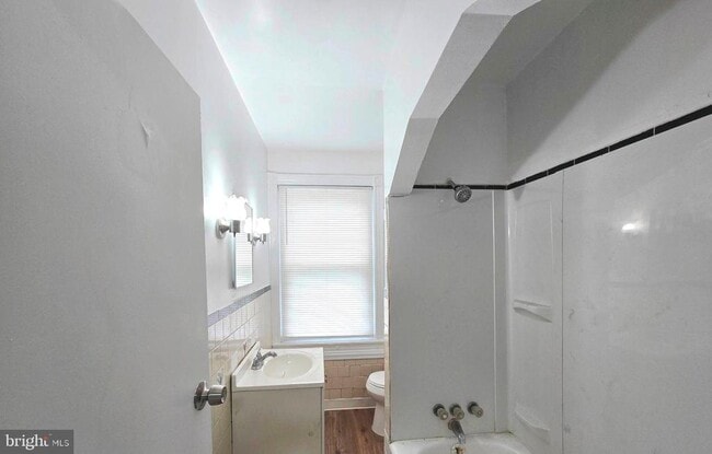 Building Photo - 968 E Woodlawn St