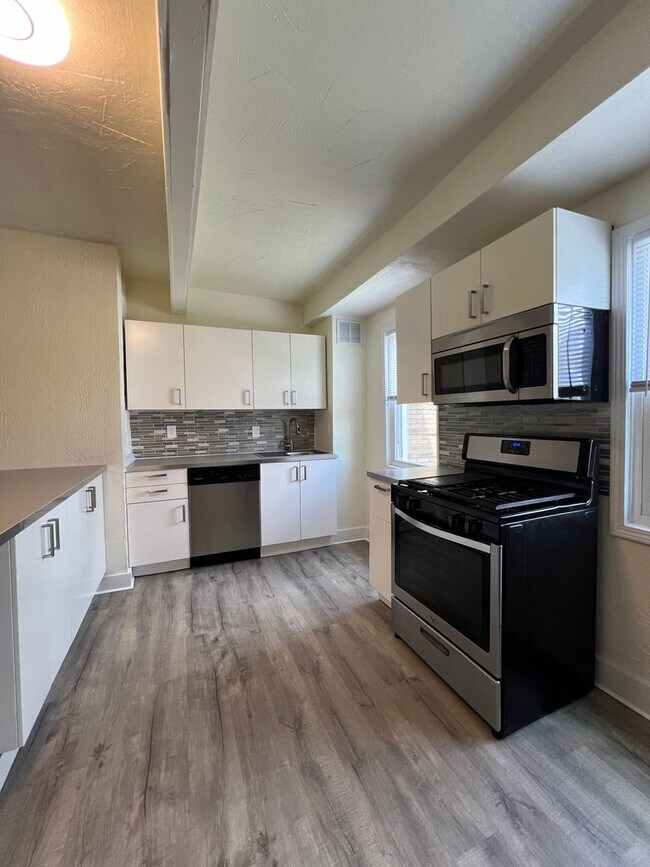 Building Photo - Updated 1BR 1 Bath house with office now available!