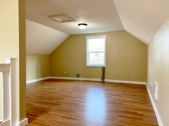 Building Photo - Updated 2 Bedroom