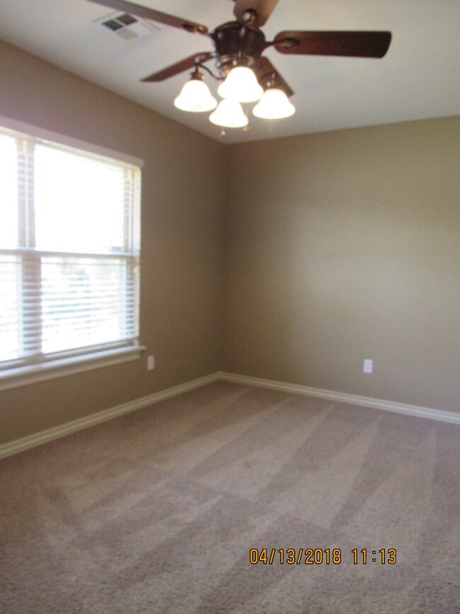 Building Photo - Fantastic home located in Eastlake