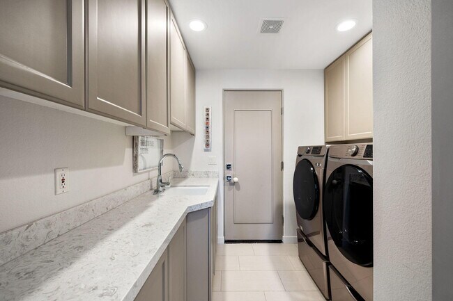 Building Photo - 502 Desert Holly Dr