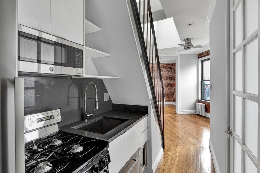 Building Photo - 410 E 13th St